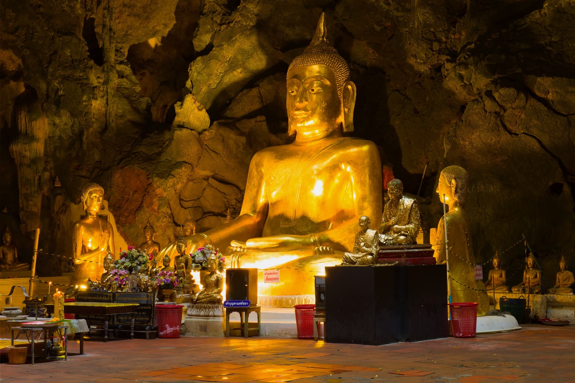 Tham Khao Luang Temple